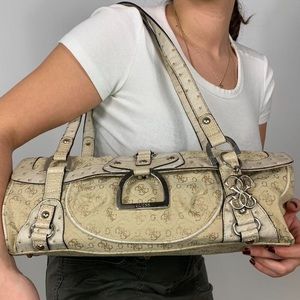 Y2K GUESS CREAM AND TAN LOGO ALL AROUND LONG SHOULDER PURSE BAG